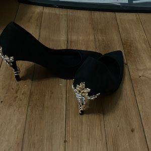 Black heels with gold and white design on the back never worn size 8